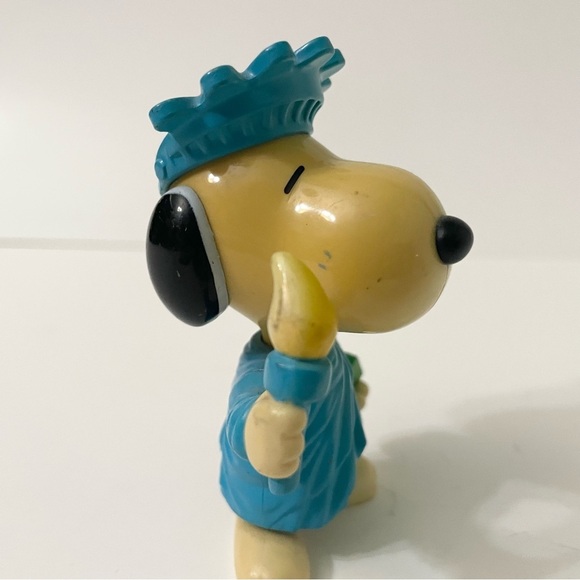 Vintage Snoopy World Tour USA Statue of Liberty Snoopy Figure - Picture 5 of 14